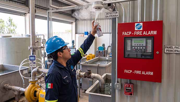 Prueba funcional de detectores de humo y panel de alarma de incendio FACP en planta industrial bajo NFPA 72