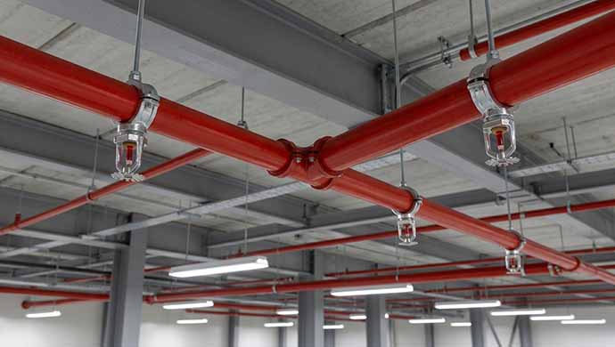 Instalación profesional de red de tuberías y rociadores automáticos bajo NFPA 13 en techo industrial de Guadalajara